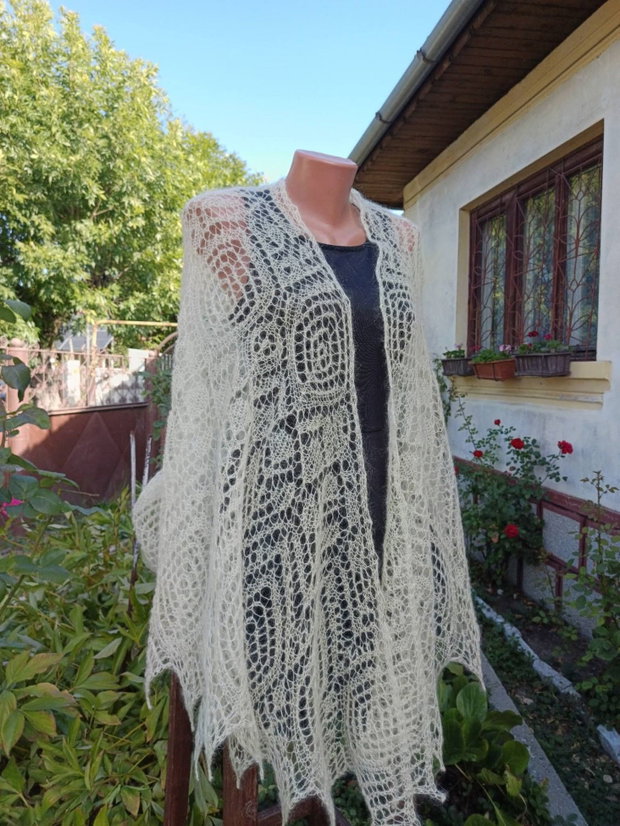 Sal semicerc crem, tricotat manual din mohair cu matase