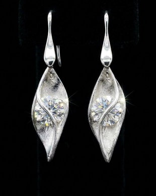 Cercei atarnatori, unicat din argint pur, cu design fluid si cristale Cubic Zirconia