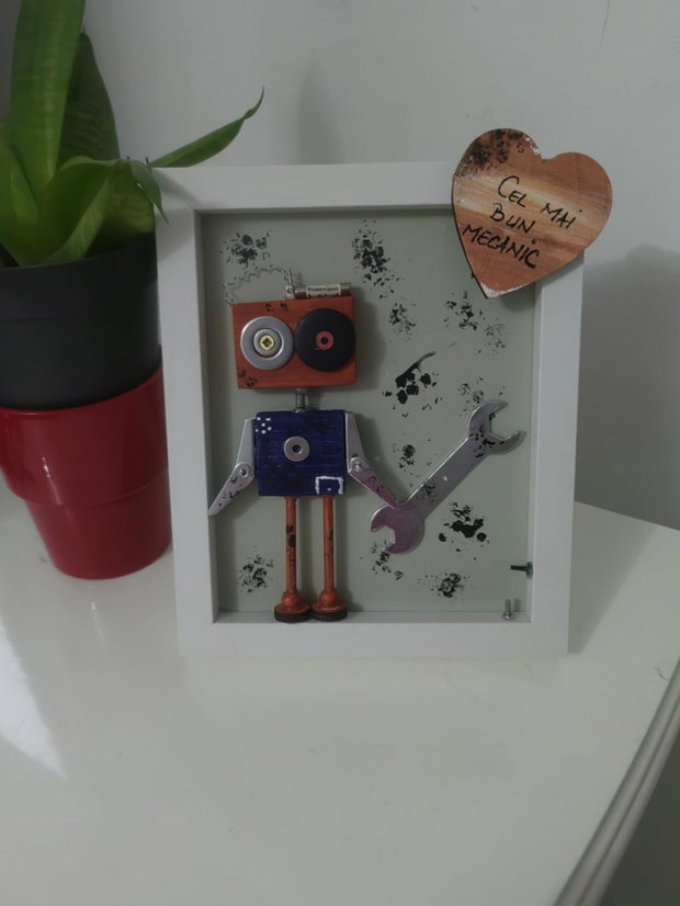 Cadoul perfect pentru EL există! Tablouri inedite cu roboței realizați manual