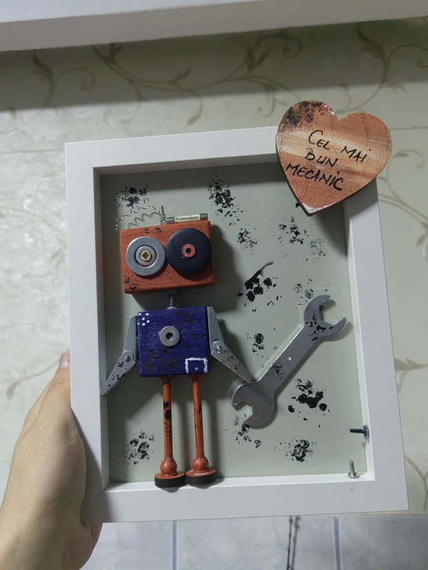 Cadoul perfect pentru EL există! Tablouri inedite cu roboței realizați manual