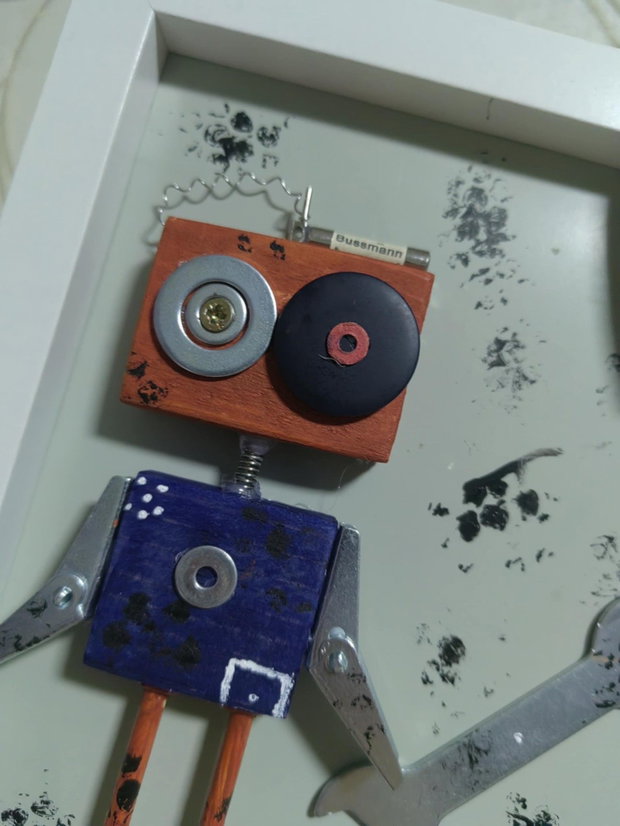 Cadoul perfect pentru EL există! Tablouri inedite cu roboței realizați manual