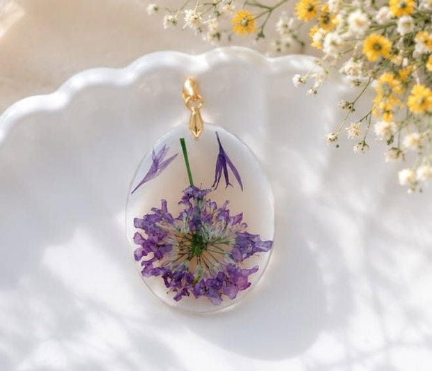 Pandantiv din rășină și flori violet