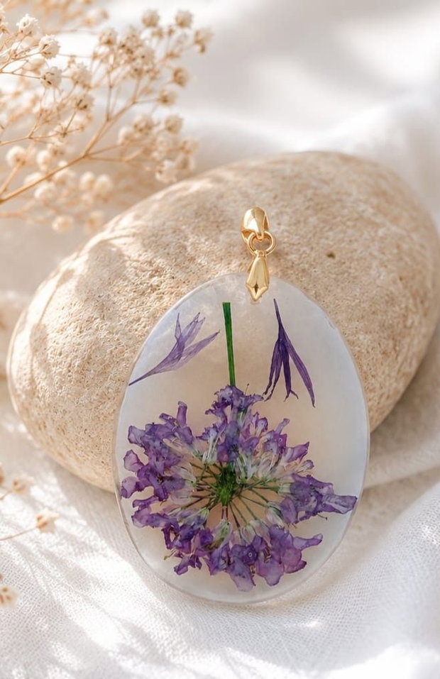 Pandantiv din rășină și flori violet
