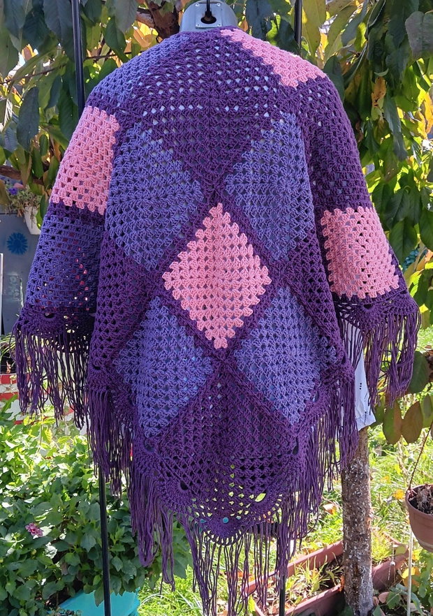 Șal/Poncho croșetat manual din pătrate bunică (granny squares)