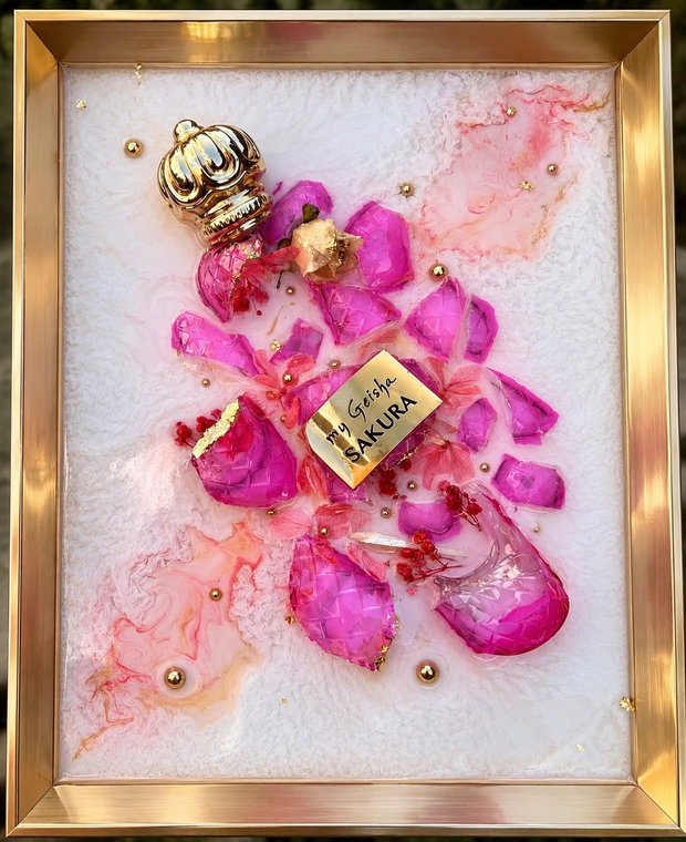 Douce Rêverie tablou unicat din rășină epoxidică și fragmente de parfum