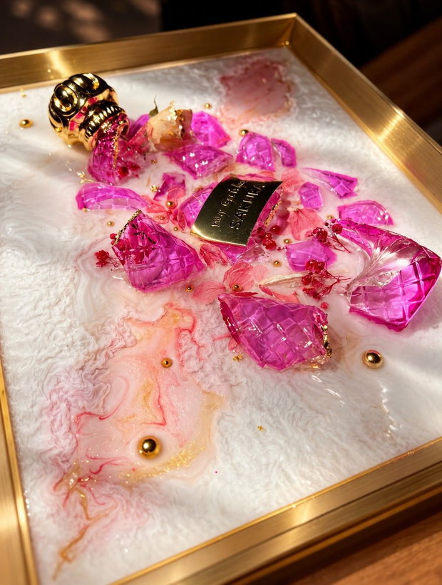 Douce Rêverie tablou unicat din rășină epoxidică și fragmente de parfum