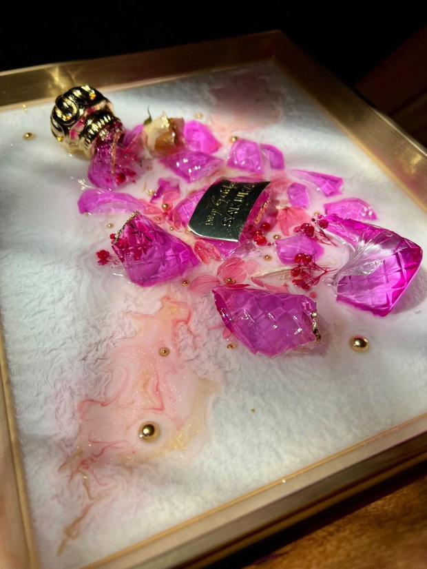 Douce Rêverie tablou unicat din rășină epoxidică și fragmente de parfum