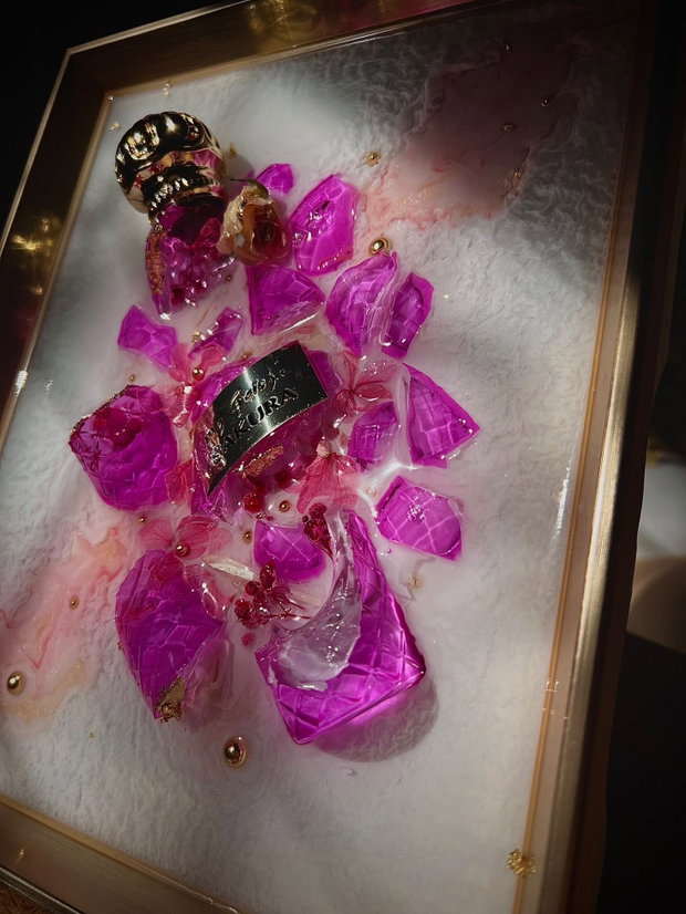 Douce Rêverie tablou unicat din rășină epoxidică și fragmente de parfum