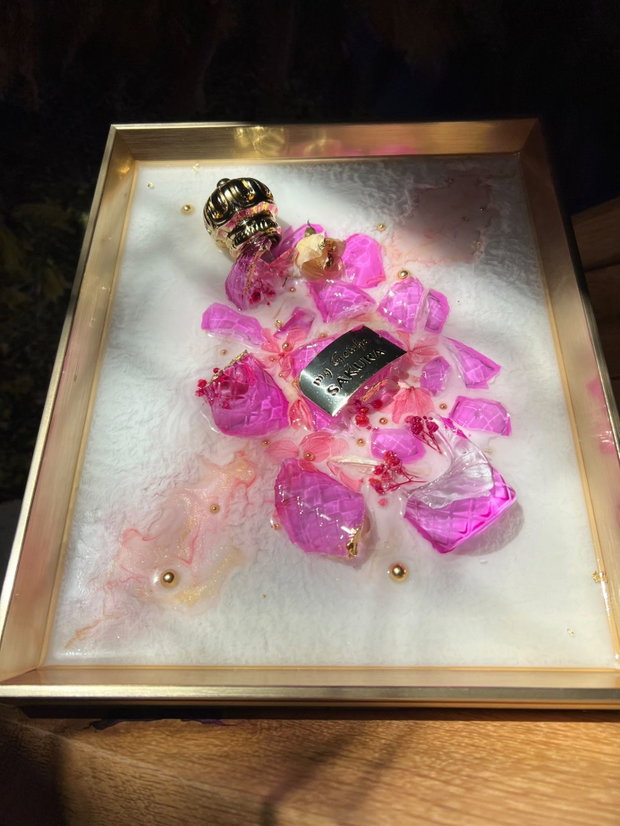 Douce Rêverie tablou unicat din rășină epoxidică și fragmente de parfum