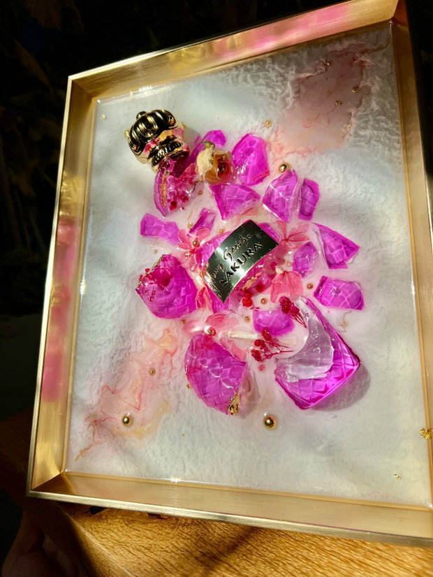 Douce Rêverie tablou unicat din rășină epoxidică și fragmente de parfum