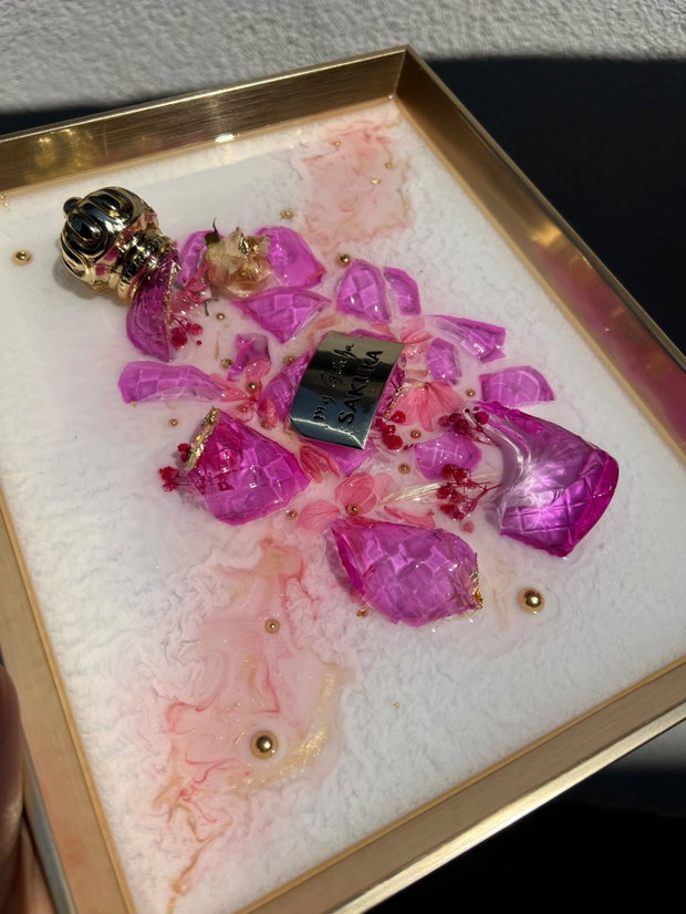 Douce Rêverie tablou unicat din rășină epoxidică și fragmente de parfum