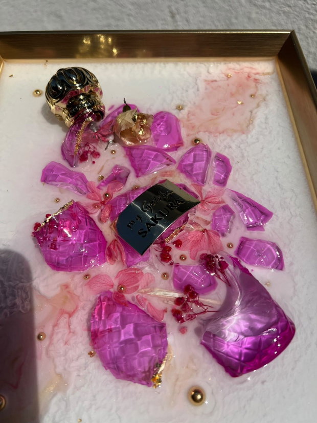 Douce Rêverie tablou unicat din rășină epoxidică și fragmente de parfum