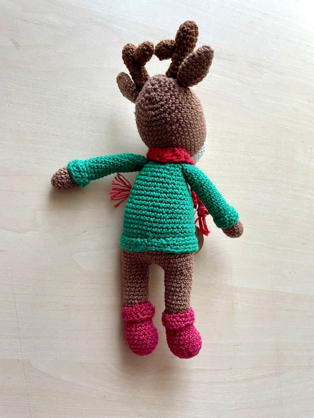 Amigurumi, renul cu jacheta verde, jucarie crosetata