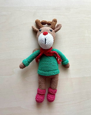 Amigurumi, renul cu jacheta verde, jucarie crosetata