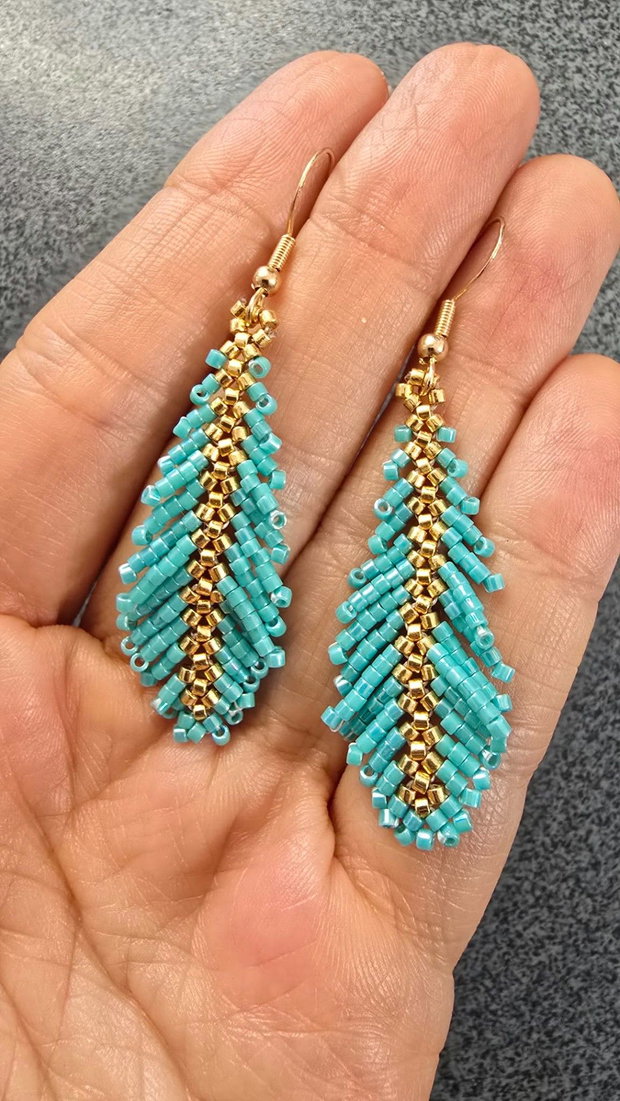 Cercei pana turquoise auriu
