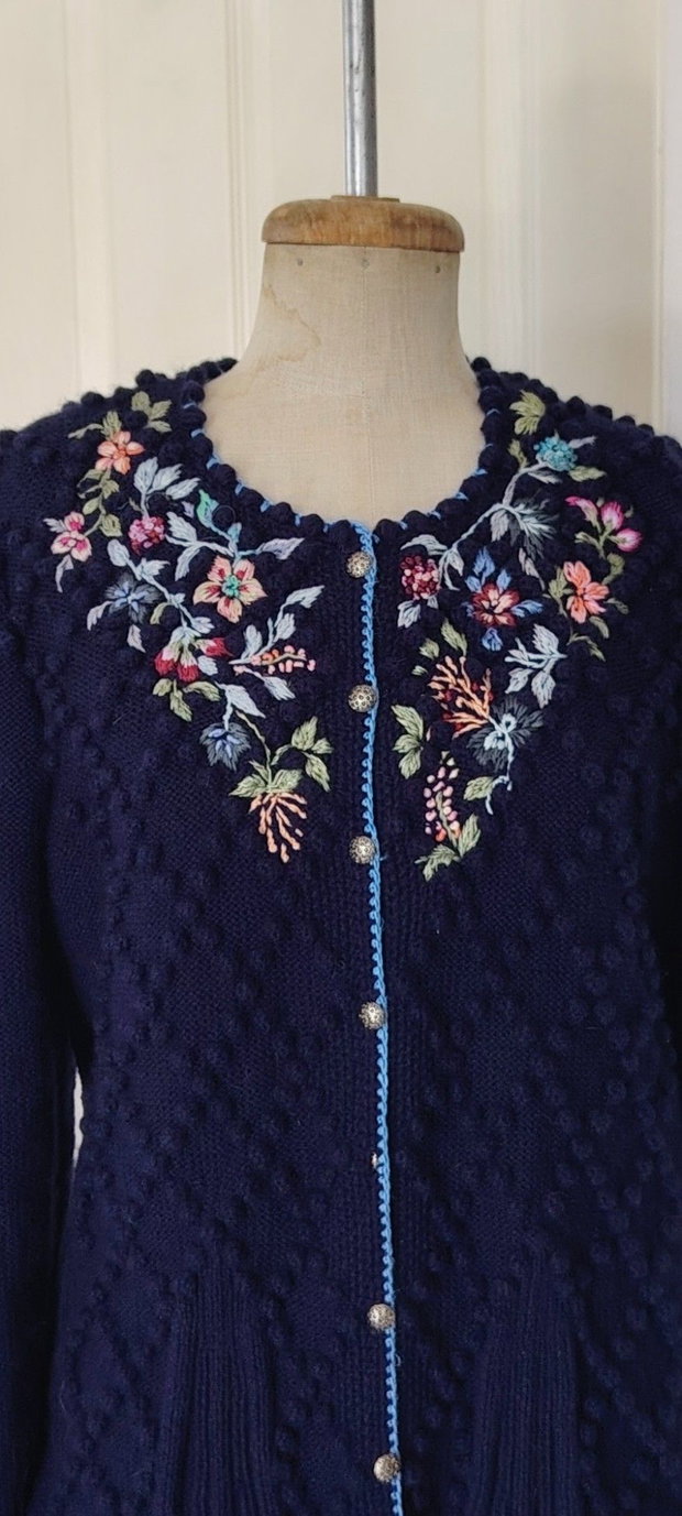 Cardigan bleumarin cu broderie manuala
