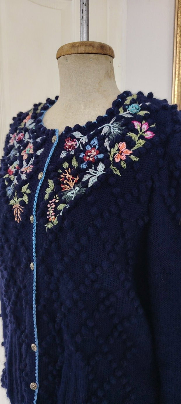 Cardigan bleumarin cu broderie manuala