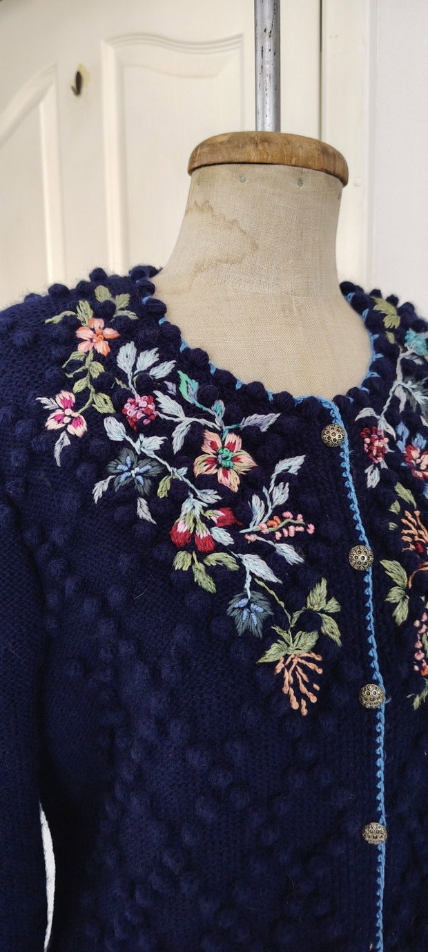 Cardigan bleumarin cu broderie manuala