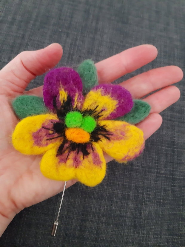 Broșă Panseluță Mov cu Galben Împâslită Bijuterie Textilă din Lână Naturală