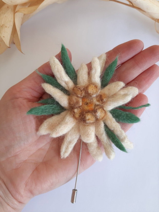 Broșă Floare de Colț  Împâslită manual din lână pură