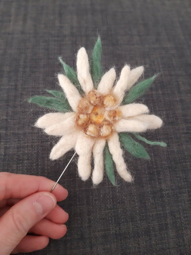 Broșă Floare de Colț  Împâslită manual din lână pură