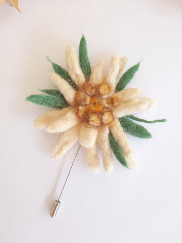 Broșă Floare de Colț  Împâslită manual din lână pură
