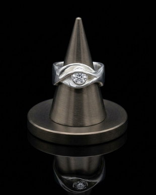 Inel unicat din argint pur, cu design fluid si cristal Cubic Zirconia