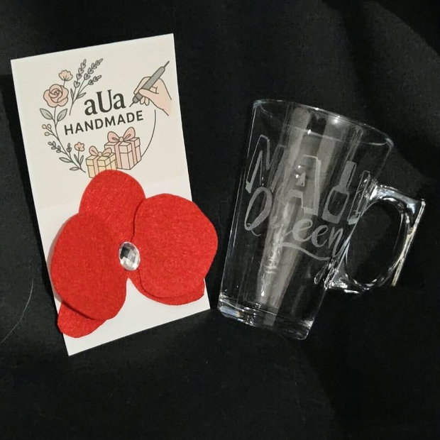 Set Cadou pentru tehnician unghii / Manichiurista, Cana sticla gravata manual Nail Queen si Brosa orhidee din fetru rosu