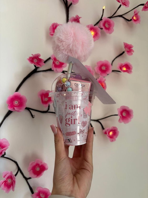 Set cadou pentru femei I Am Just a Girl, roz, cu pix cu pompon, mască de față, scrunchie, mini parfum și breloc