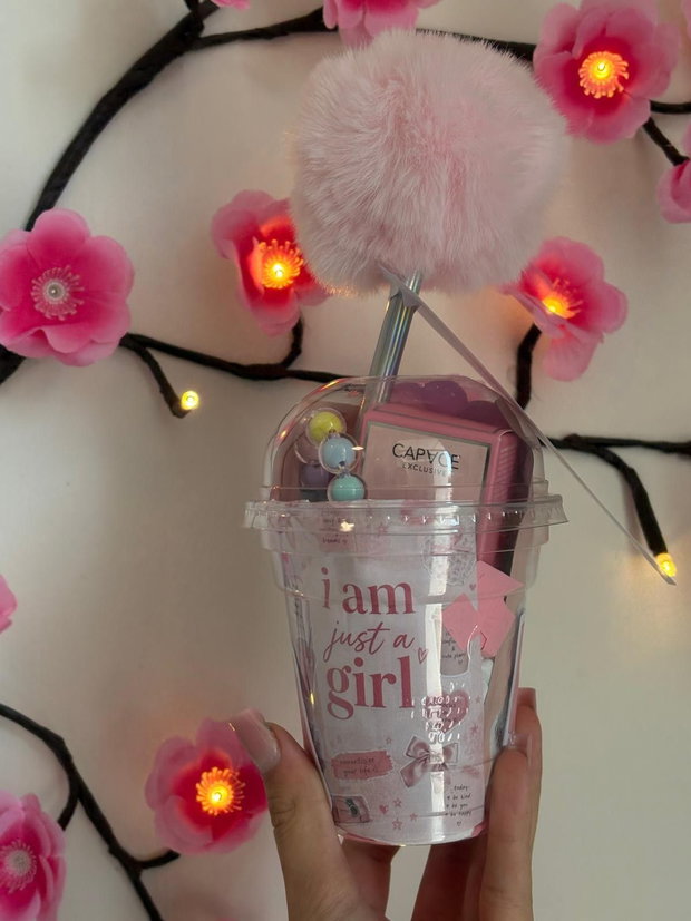 Set cadou pentru femei I Am Just a Girl, roz, cu pix cu pompon, mască de față, scrunchie, mini parfum și breloc