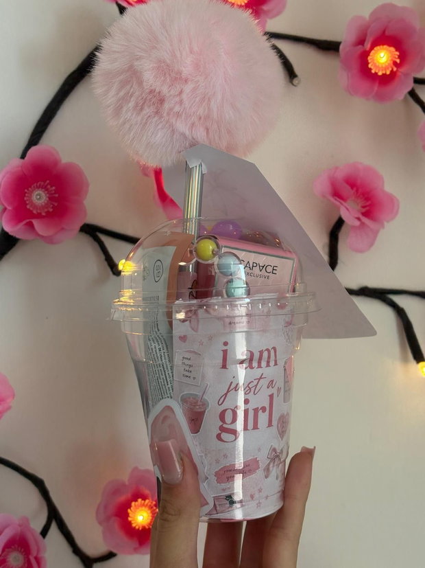 Set cadou pentru femei I Am Just a Girl, roz, cu pix cu pompon, mască de față, scrunchie, mini parfum și breloc