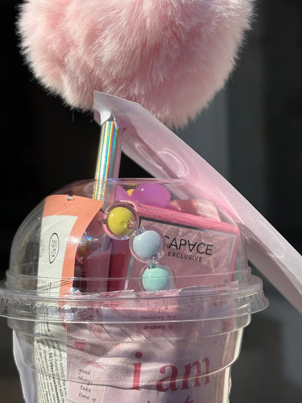 Set cadou pentru femei I Am Just a Girl, roz, cu pix cu pompon, mască de față, scrunchie, mini parfum și breloc