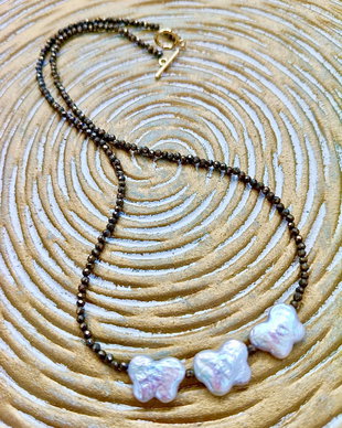 Colier CHOKER pirita & perle fluturi baroc albe