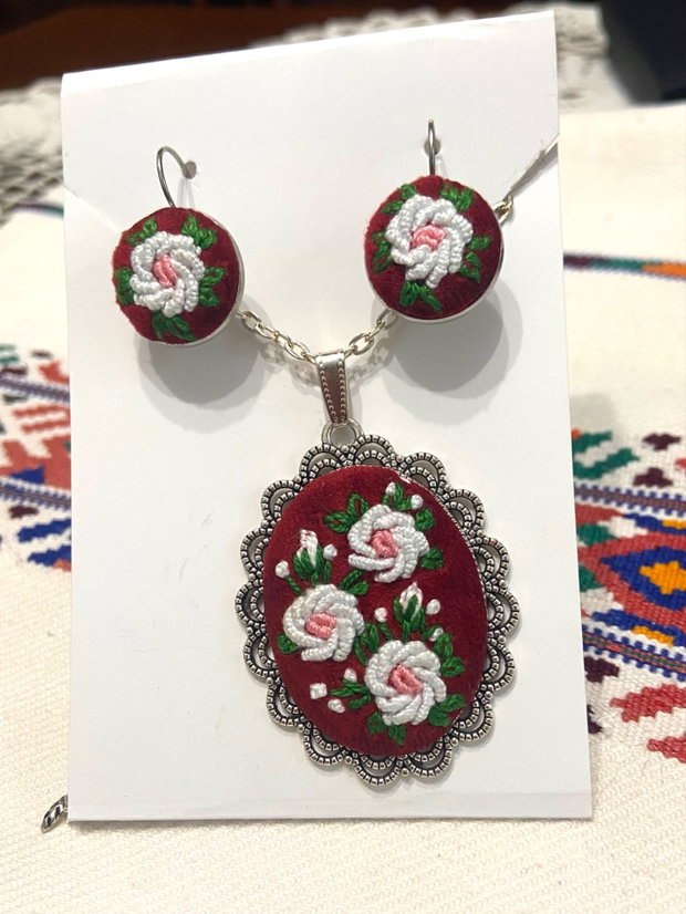 Set, colier si cercei cu broderie  manuala