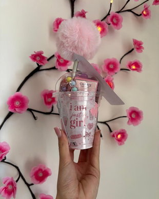 Set cadou pentru femei I Am Just a Girl, roz, cu pix cu pompon, mască de față, scrunchie, mini parfum și breloc