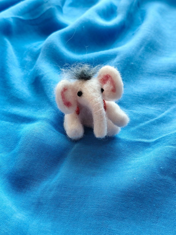 Decor/ornament ' Elefant cu rucsac'