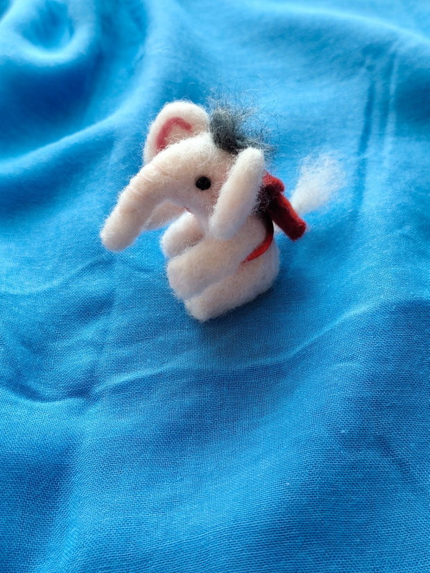 Decor/ornament ' Elefant cu rucsac'