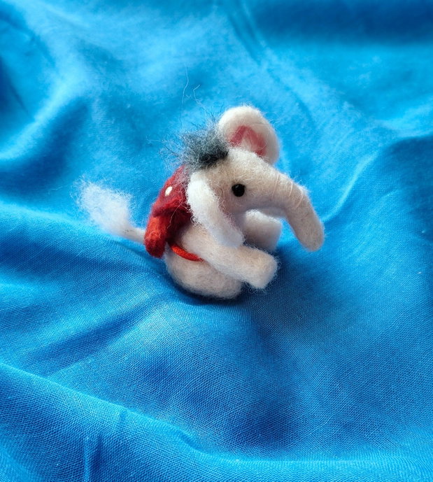 Decor/ornament ' Elefant cu rucsac'