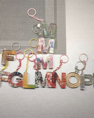 Brelocuri handmade din rășină epoxidică, cu litere