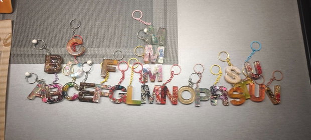 Brelocuri handmade din rășină epoxidică, cu litere