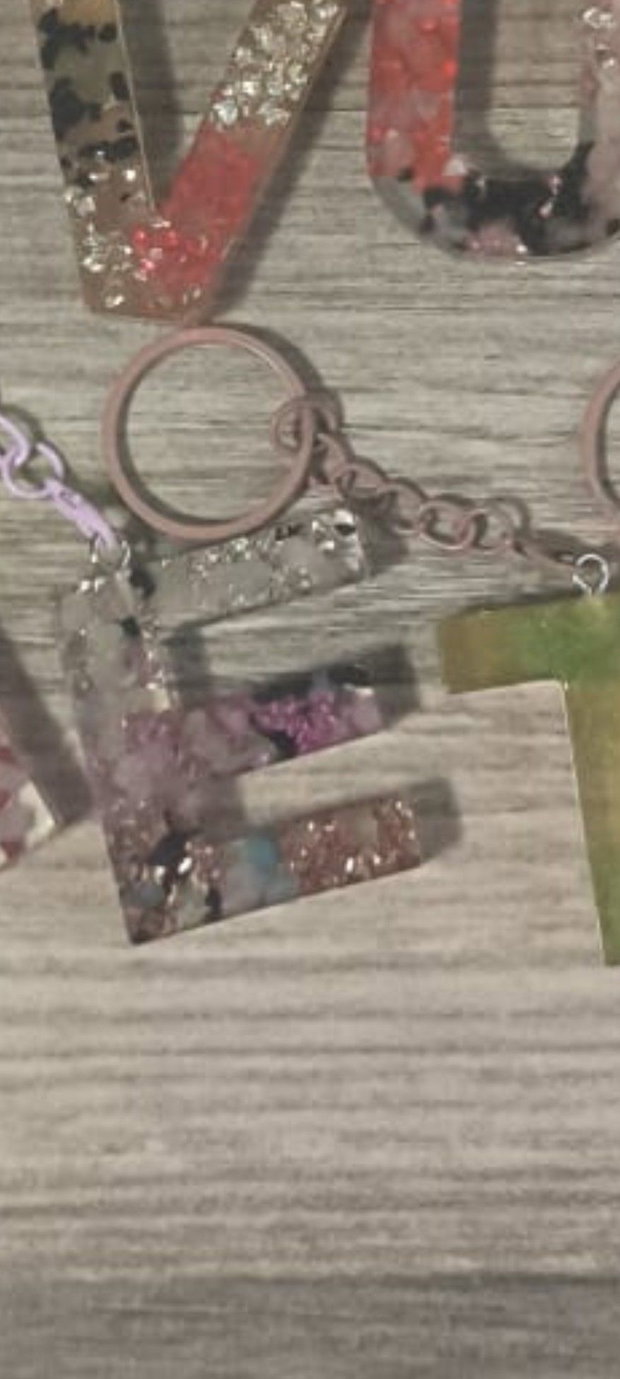 Brelocuri handmade din rășină epoxidică, cu litere