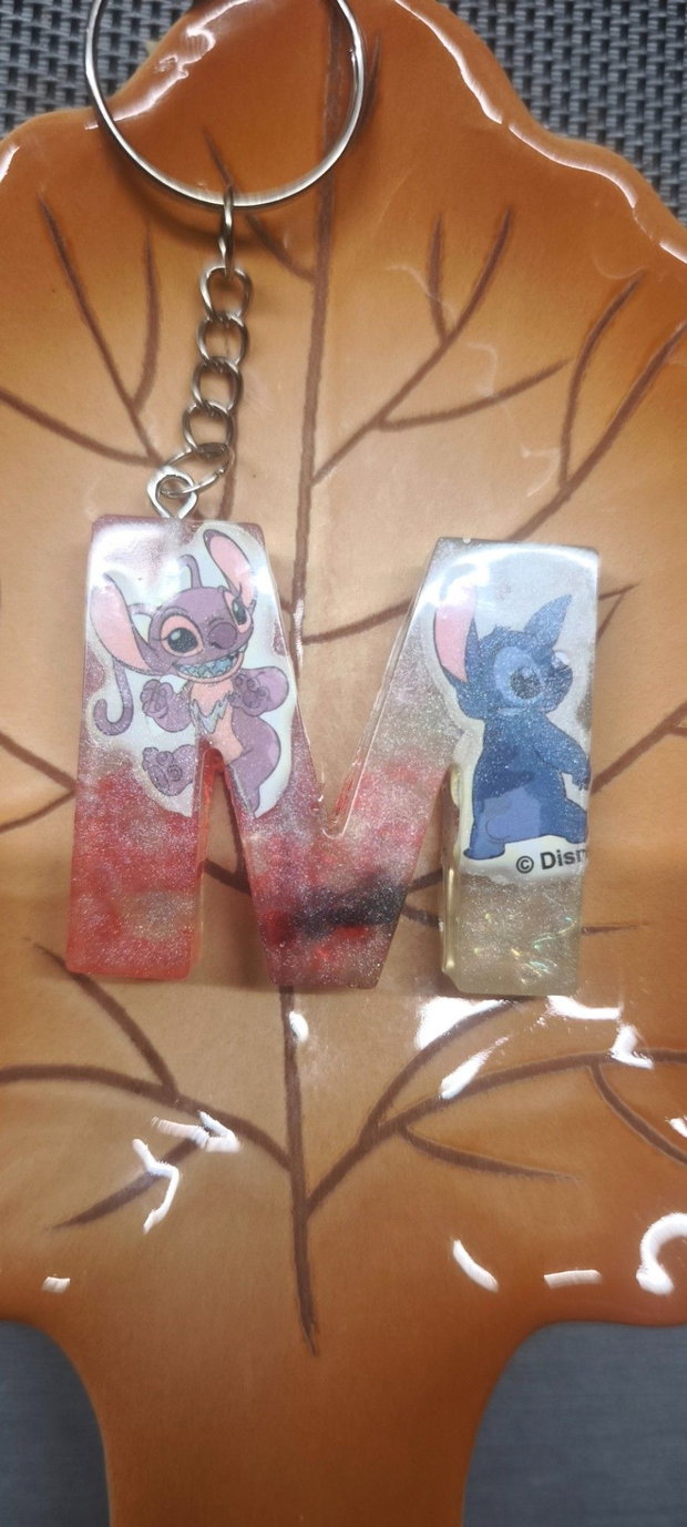 Brelocuri handmade din rășină epoxidică, cu litere