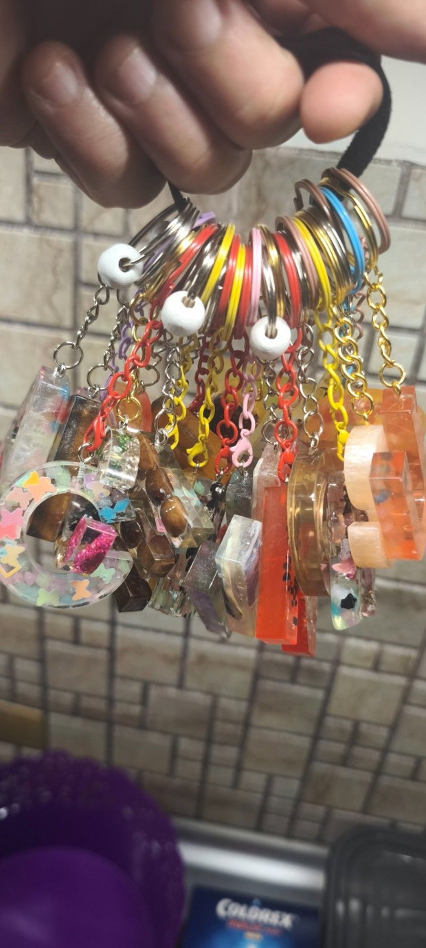 Brelocuri handmade din rășină epoxidică, cu litere