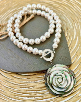 Colier perle albe de Mallorca & floare Paula Shell
