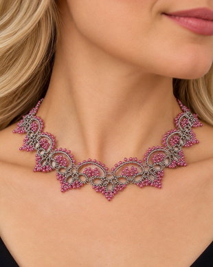 Colier handmade din dantelă frivolite, argintiu cu mărgele mov deschis  Eleganță delicată
