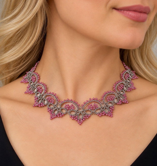 Colier handmade din dantelă frivolite, argintiu cu mărgele mov deschis Eleganță delicată