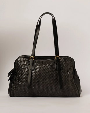 Geanta eleganta neagra cu aspect impletit si detalii metalice discrete