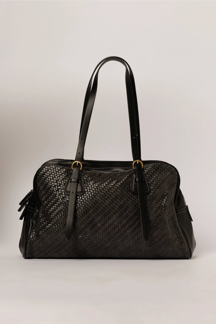 Geanta eleganta neagra cu aspect impletit si detalii metalice discrete