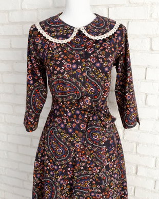 Rochie Camasa Neagra cu Flori si Guler Mare Rotund