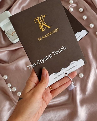 Invitație de nuntă elegantă cu plic maro și text auriu  The Crystal Touch